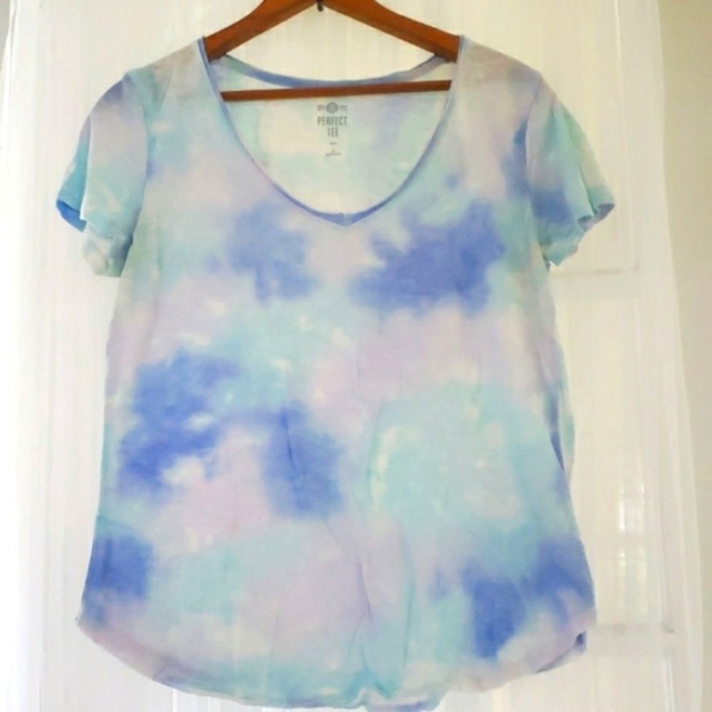 🛍️5/$20🛍️ SO Perfect Tee V-neck Tie-dye Medium
